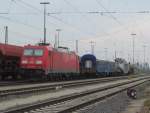 185 375-3 steht am 09. August 2013 mit einem Trafotransportzug im Bahnhof Lichtenfels.