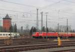 Blick auf den Bahnhof Lichtenfels mit dem ehemaligem Wasserturm und der wartenden 185 051-0 und 152 091-5 am 19.02.2014.