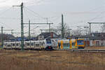 ODEG Regio-Shuttle RS 1 von Stadler wartet in Lietzow auf die Umsteiger nach Sassnitz, dort fährt der ODEG Desiro ML 4746 802 mit den Reisenden gerade an den Bahnsteig.