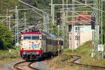 SMARTRAIL Lok 111 057 mit dem etwas verspätetem URLAUBS-EXPRESS von Binz nach Lörrach durchfährt den Bahnhof Lietzow, was aus dem Führerstand offensichtlich dokumentiert wird.