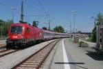 Von Innsbruck kommend zieht 1116 190 am 08.07.2017 den IC 118 nach Münster (Westf) in den Bahnhof von Lindau.