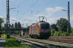 Nachdem 1016 048 die Wagen des IC 118 von Innsbruck in den Bahnhof von Lindau gezogen hatte, zwei 218er die Wagen übernommen hatten und mit diesen Richtung Friedrichshafen/Ulm abgefahren sind,