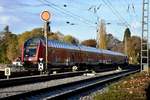 Ein Regionalzug erreicht am 26.10.2017 über den Bodenseedamm seinen Endbahnhof Lindau