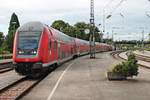 Einfahrt von D-DB 50 80 86-75 099-1 der Bauart DBpbzfa 765.5 am 12.08.2016 als IRE (Ulm Hbf - Lindau Hbf) mit der Schublok 218 412-5 in den Zielbahnhof.