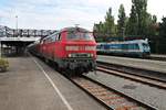 Ausfahrt am 12.08.2016 von der Ulmer 218 412-5 mit ihrem IRE (Lindau Hbf - Ulm Hbf) aus dem Startbahnhof, als im Hintergrund die alex 223 062 mit ihrem ALX (Lindau Hbf - München Hbf) stand.