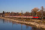 Ankunft des IC 119 auf dem Bahndamm in Lindau mit 218 499-2.