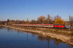 Ankunft des IC 119 auf dem Bahndamm in Lindau mit 218 499-2.