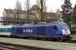 Der alex sagte Adé.
In Lindau Hauptbahnhof werden von den  gegenwärtigen acht Bahnsteiggeleisen zwei zurückgebaut.  Der Inselbahnhof wird künftig  nur noch von der S-Bahn aus dem österreichischen  Bludenz und den Regionalbahnen aus Friedrichshafen, Memmingen und Kempten angefahren. Platz hat es nicht mehr für die fotogenen Züge von alex. Mit dem Fahrplanwechsel vom 13. Dezember 2020 endete der Verkehr des alex im Allgäu nach 17 Jahren.
Der alex sagte Adé.
Foto: Walter Ruetsch