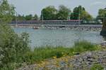 Auf dem sanierten Bodenseedamm zieht 1016 023-4 die Wagen des IC 118  BODENSEE , Innsbruck - Bochum, am 04.06.2021 in den Bahnhof Lindau-Insel