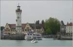 Auf den ersten Blick kein Bahnbild, aber das markante Gebude hinter dem Leuchtturm und dem Schiff Karlsruhe zeigt den Bahnhof Lindau Hbf von der  Seeseite  her.