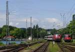 218 400-0 und 218 416-6 ziehen den EC 194 von Mnchen nach Zrich am 09.06.2012 ber den Bodenseedamm in den Bahnhof Lindau.