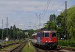 Den Bodenseedamm berquerend zieht Re 421 378-1 die Wagen des EuroCity 195 von Zrich kommend in den Bahnhof von Lindau (09.06.2012).