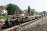 Ein begehrtes Fotoobjekt ist am 30.06.2012 in Lindau die 3673 vor einem Sonderzug.