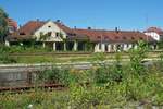 Vorher# - Am 28.06.2008 sieht es so aus, als ob Pflanzen die Herrschaft ber das Gebude des ehemaligen Bahnhofs von Lindau-Reutin bernehmen wollen.