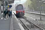 Starker Regen und gleichzeitig Sonnenschein - Ausfahrt von 4748 010-7 als REX 1 / 5586, Schruns - Lindau-Insel, am  07.08.2023 im Bahnhof Lindau-Reutin