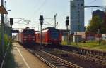 Treff im Gegenlicht, der 425 571-1 als RB33 nach Aachen und die 152 103-8 mit der 151 059 als Lz nach Rheydt fahrend, treffen hier in Lindern am Sonntagnachmittag aufeinander.29.9.2013