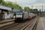 Neben Regional-,S-Bahn- und zwei Fernverkehrszügen durchfahren zahlreiche Güterzüge den Bahnhof Ludwigsburg.