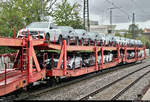 Blick auf zwei Autotransportwagen der Gattung  Laaers 560  (25 80 4371 420-7 D-ATG | 25 80 4371 565-9 D-ATG) der DB Schenker Rail Automotive GmbH, beladen mit PKW der Marke Mercedes-Benz, die in einem