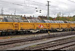 Kessel in Containertragwagen? Könnte man im ersten Moment denken, jedoch handelt es sich um zwei unterschiedliche, parallel fahrende Güterzüge, die im Bahnhof Ludwigsburg fotografiert wurden:
Im Hintergrund ein Kesselzug mit Re 482 031-2 der SBB Cargo AG, vermietet an die SBB Cargo International AG, davor ein sogenannter  Stuttgart 21 -Abraumzug mit 193 609-5 (X4 E - 609 | Siemens Vectron) der Mitsui Rail Capital Europe GmbH (MRCE), vermietet an die DB Fahrwegdienste GmbH (DB Netz AG), und Drehgestell-Containertragwagen der Gattung  Sgmmns  der VTG Rail Logistics GmbH auf dem Weg nach Mitteldeutschland (möglicherweise Röblingen am See).
Aufgenommen von Bahnsteig 4/5.
[26.9.2019 | 14:40 Uhr]