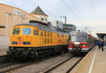 233 493 fährt am 04.11.2016 im Bahnhof Ludwigsburg an den beiden per Sonderfahrt offiziell verabschiedeten ET 420 der S-Bahn Stuttgart vorbei.