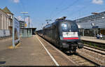 Einfahrt für den ehemaligen Feuer-Taurus 182 572-8 (Siemens ES64U2-072) mit der Aufschrift  BosporusSprinter  und n-Wagen von TRI in den Bahnhof Ludwigsburg auf Gleis 4 - ersatzweise für