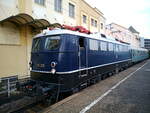 Ein Sonderzug von der GES Stuttgart, bespannt mit E10 228 am 01.11.2022 gegen 10:07 Uhr in Ludwigsburg.