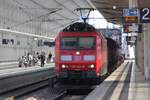 185 034 durchfährt am 14.06.2017 den Bahnhof Ludwigshafen Mitte mit einem gemischten Güterzug in Richtung Norden.