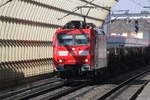 185 022 durchfährt mit einem mit Drahtrollen beladenen Güterzug am 14.06.2017 den Bahnhof Ludwigshafen Mitte.