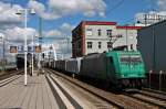 Einfahrt von Alpha Trains/Crossrail 185 576-6 am 24.05.2014 mit einem Containerzug und der 186 909 von CBRail/Crossrail Italia als Wagenlok in Ludwigshafen (Rhein) Mitte.