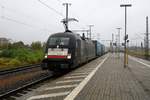 182 527 MRCE als KLV-Zug (Sattelauflieger) durchfährt Lutherstadt Wittenberg Hbf bei Regen auf Gleis 2.