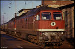 Doppelt bespannt mit 132262 und 132395 war am 30.12.1990 der schwere D 444 nach Köln, als er um 14.15 Uhr im HBF Magdeburg auf die Weiterfahrt wartete.