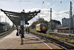 In besonderer Bahnhofsatmosphäre fährt Gleisvormesswagen Plasser & Theurer EM-SAT 120 (99 80 9162 012-5 D-DB) in Magdeburg-Neustadt in nordöstlicher Richtung vorüber.
Nur 10 Minuten vorher hat sich hier bereits 218 304-4 (Lok 42), ebenfalls ein Bahnbau-Fahrzeug, gezeigt.

🧰 DB Bahnbau Gruppe GmbH
🕓 22.10.2020 | 15:10 Uhr