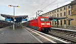 101 032-1 steht als Schublok der Mini-IC-Garnitur, bestehend aus vier Wagen, im Endbahnhof Magdeburg Hbf auf Gleis 3.