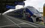 Die Überraschung des Jahres - oder: wie sich eine Verspätung erfreulich auf die Fototour auswirkte

Während einer einstündigen Zwangspause in Magdeburg Hbf rollte dieser neue Alstom Coradia Polyvalent mit der Nummer 85503 (94 87 0085 504-2 F-SNCF) vor die Kamera. Zusammen mit mehreren Messwagen kam er zunächst durch Gleis 6 und rangierte dann auf Gleis 8, wo er einen längeren Aufenthalt hatte.
Unter dem Namen  Régiolis  soll er ab 2024 grenzüberschreitend zwischen Frankreich und der Pfalz unterwegs sein. <a href= https://www.rheinpfalz.de/lokal/pfalz-ticker_artikel,-taktz%C3%BCge-nach-stra%C3%9Fburg-erst-deutlich-sp%C3%A4ter-_arid,5289943.html  target= _blank >Wie gestern zu lesen war</a>, aber zunächst mit einem eingeschränkten Angebot.
Dem Anschein nach absolviert der Triebzug jetzt erste Testfahrten und war womöglich auf der Durchreise zum DB-Systemtechnik-Standort in Minden. Er wurde am 10.7.2021 erstmals in Neustadt an der Weinstraße vorgestellt und bereits <a href= https://eisenbahn-amateur.ch/2021/08/31/begegnung-mit-dem-regiolis-polyvalent/  target= _blank >zwei Tage vor dieser Aufnahme</a> hier in Magdeburg Hbf gesichtet. Leider waren hier die Lichtverhältnisse ungünstig.

🧰 SNCF | DB Systemtechnik GmbH
🕓 26.8.2021 | 8:55 Uhr