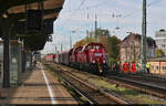 Vorbei an den Gleisbauarbeitern lassen sich 261 011-1 und 261 019-4 (Voith Gravita 10 BB) mit Wagen aus dem Nachterstedter Novelis-Werk im Bahnhof Magdeburg-Neustadt ausrollen.