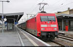 101 073-5 wartet mit einem richtigen IC beim Richtungswechsel in Magdeburg Hbf auf Ausfahrt.