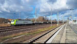 185 501-4 (185-CL 001) transportiert Stahlelemente durch Magdeburg Hbf in südwestlicher Richtung.