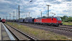 Getreidezug mit 1293 182-2 (Siemens Vectron) passiert die Bahnsteige von Magdeburg Hbf in nördlicher Richtung.