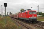 MEG 605 (143 344-0) fhrt mit einem Autozug durch Magdeburg-Buckau in Richtung Schnebeck.