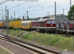 232 223 mit einem Bauzug am 22.06.2013 bei der Durchfahrt durch Magdeburg HBF