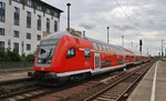 RE20 (RE17658) nach Uelzen wird am Nachmittag des 1.8.2016 im Magdeburger Hauptbahnhof von 146 020 bereitgestellt.