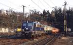 Der Mainzer Tunnel vor seiner viergleisigen Erweiterung. 110 249 erreicht mit FD 210  Wrthersee  soeben den Mainzer Hauptbahnhof (April 1985).