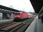 Eine BR 143 mit RB nach Wiesbaden Hbf in Mainz Hbf am 13.03.11