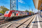 BB 37017 von Akiem durchfährt mit einem KLV aus Frankreich den Mannheimer Hbf.