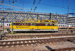 Das Oberleitung- Instandhaltungsfahrzeug 711 009-1 von RailsystemsRP steht am 20.4.2016, auf einem Abstellgleis in Mannheim Hbf.