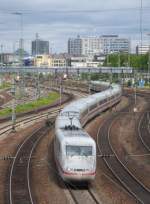 401 053 beschleunigt in der S-Kurve aus dem Mannheimer Hbf.