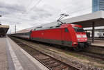 101 120-4 hält am 28.3.2016 mit IC 118 (Innsbruck Hbf - Bregenz - Ulm Hbf - Köln Hbf	- Münster(Westf)Hbf) in Mannheim Hbf.