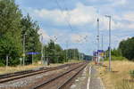 Blick auf die sehr gepflegten Bahnsteige am Bahnhof Medewitz. Der Bahnhof wird von 2 elektromechanischen Stellwerken bedient. W1 als Weichenwärter am Kopf nach Wiesenburg und B2 als Fahrdienstleiter am Kopf nach Roßlau. Beide Stellwerke gingen 1940 in Betrieb. An der Ausfahrt nach Wiesenburg stehen Formsignale während an der Ausfahrt nach Rosßlau HL Signale stehen. Die Weichen sind alle mechanisch. Bedient wurd der Bahnhof alle 2Stunden vom RE7.

Medewitz 27.07.2018