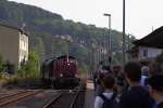 Gerade stellt hier am Nachmittag des 07.09.2013 V100 1200 ihren aus 3 Donnerbchsen bestehenden Sonderzug der Deutschen Gesellschaft fr Eisenbahngeschichte (DGEG) aus Wrzburg, sowie den Sonderzug