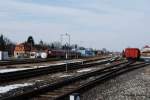 Blick von ehemaligen Gterbahnhof auf das sdliche Vorfeld in Richtung Norden (Bahnhof) am 01.03.09. links die Betriebsstelle, in welcher immer wieder 650, 642, 612 und 218 abgestellt werden. An das Gebude schloss frher noch ein Ringlokschuppen an. Hinter dem Gebude kommt die Lindauer Strecke herein. Das ehemalige GBf-Gelnde ist seit Aufgabe durch die DBAG frei zugnglich und wird hauptschlich von Lkw-Fahrern zum Nchtigen benutzt. Man kann hier sehr gut alle Zge nach/von Kempten fotographieren. Navi-Benutzer geben einfach die Anschrift  Am Gterbahnhof  ein.